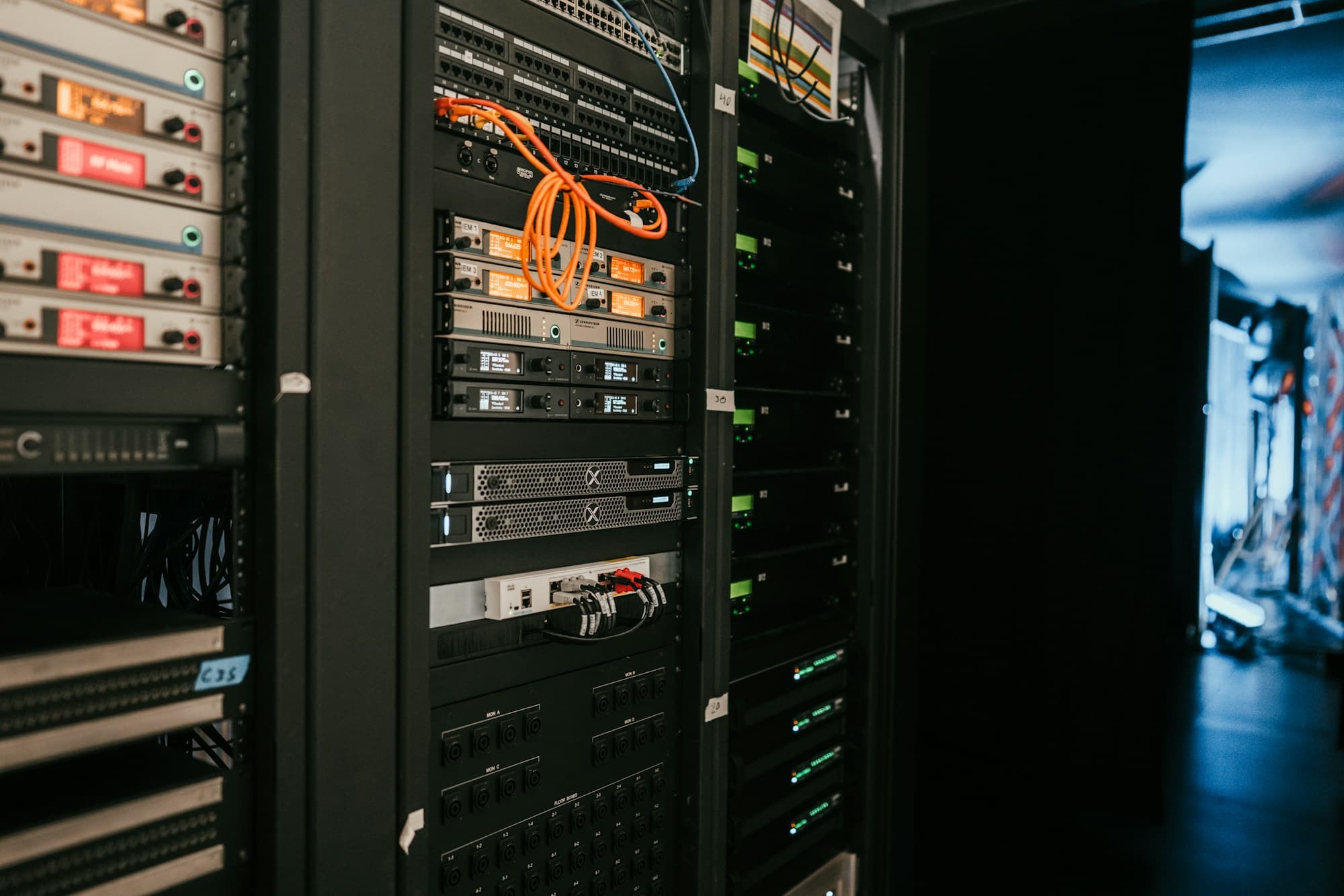 An 800 VDC architecture and fast storage absorbing data-center pulse loads