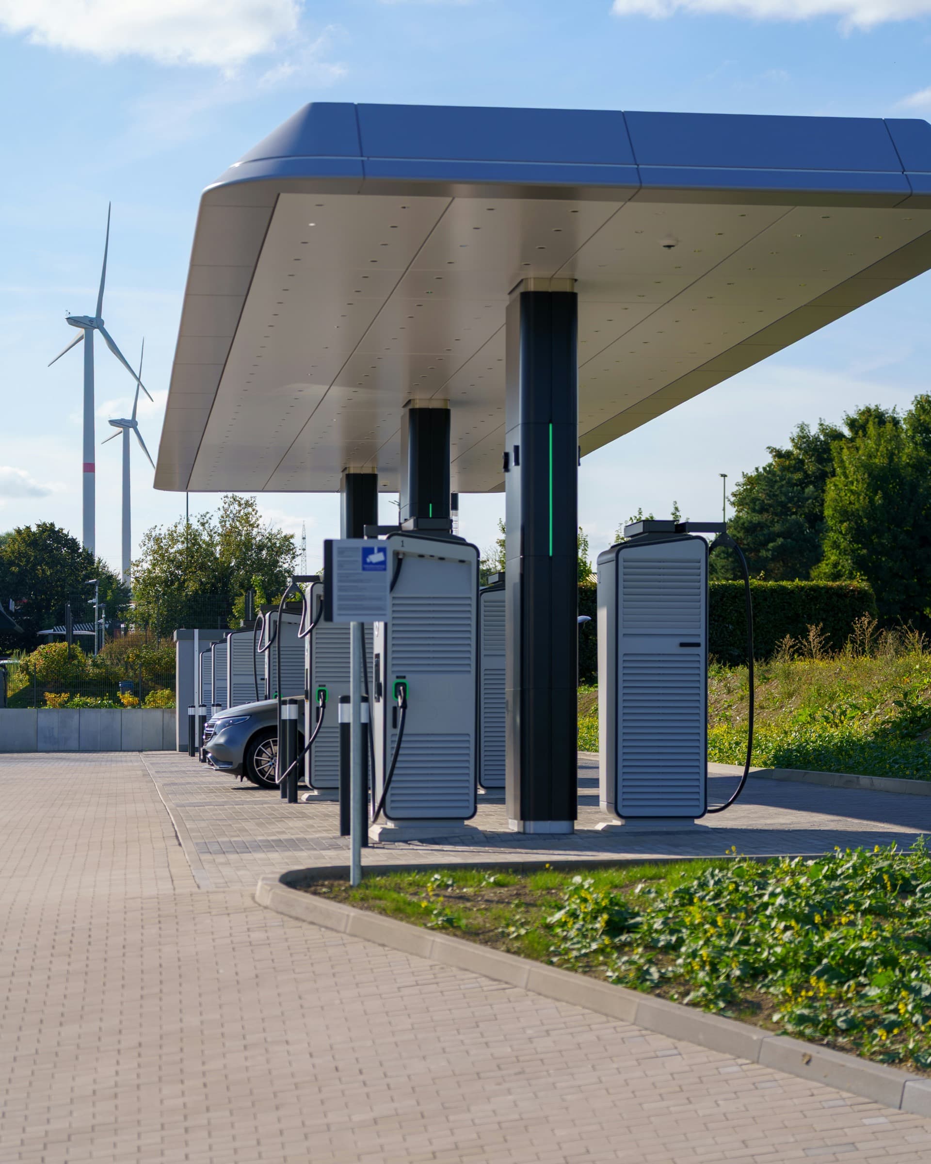 Integrated rooftop solar, storage and DC charging infrastructure